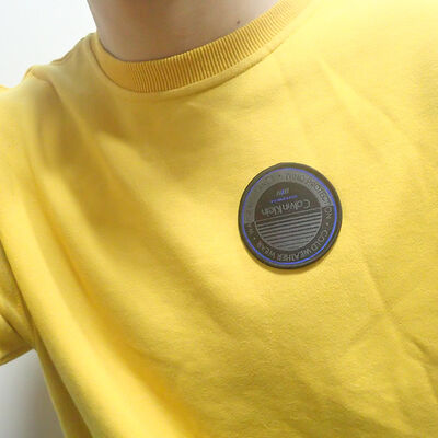 パーソナライズされたラベル カスタムシャツ 織物 ハング タグ タグ 衣料品のパッチ 彫刻ロゴ 塗装ゴム 3D 柔らかいPVCバッジ 縫製