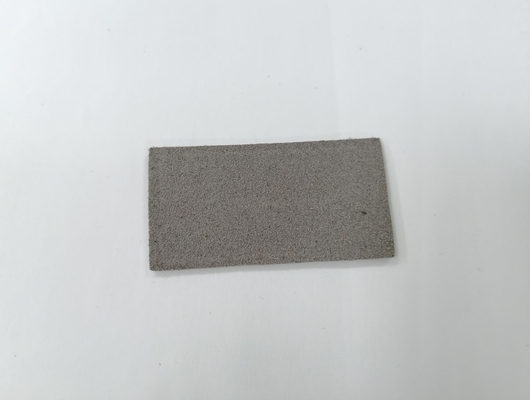 Microfiberは衣類でロゴPUの革ラベルを縫うカスタマイズする設計を浮彫りにした
