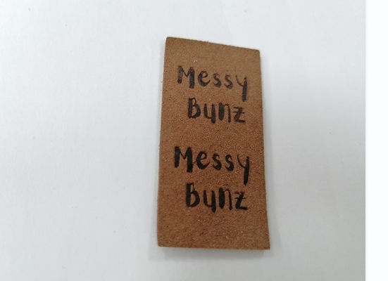 浮彫りにされたロゴと洗濯できるスエードのMicrofiber PUの革ラベル