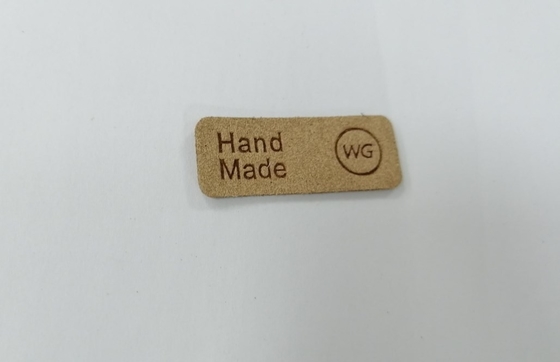 浮彫りにされたロゴのMicrofiber PUの革は衣類で洗濯できるラベルを縫う修繕する
