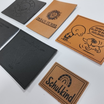 Microfiberは衣類でロゴPUの革ラベルを縫うカスタマイズする設計を浮彫りにした
