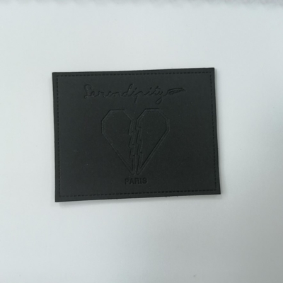 友好的な浮彫りにされたロゴのスエードのMicrofiber PUの革ラベル洗濯できるEco