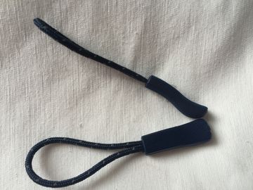 鮮やかな設計衣服のための耐久のゴム製ジッパーの引き手利用できるサイズ