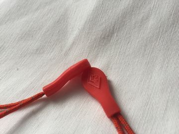 鮮やかな設計衣服のための耐久のゴム製ジッパーの引き手利用できるサイズ