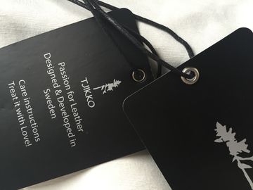 黒によってワックスを掛けられるコードが付いている両側の銀のロゴのアート ペーパーの衣類のこつの札