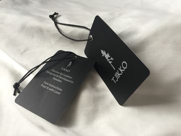 黒によってワックスを掛けられるコードが付いている両側の銀のロゴのアート ペーパーの衣類のこつの札