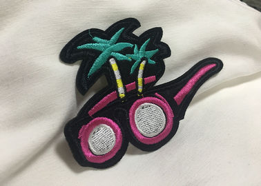 刺繍される美しい楕円形の注文の衣類パッチはバッジの環境友好的で縫います