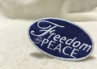 刺繍される美しい楕円形の注文の衣類パッチはバッジの環境友好的で縫います