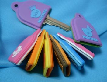 新型によって個人化された昇進のギフトはLEDライトが付いているロゴ ポリ塩化ビニールKeychainを捺印しました