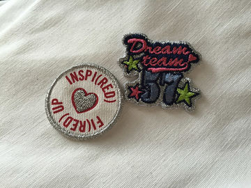 金属の糸の習慣によって刺繍されるパッチは布のバッジのニースの設計で縫います