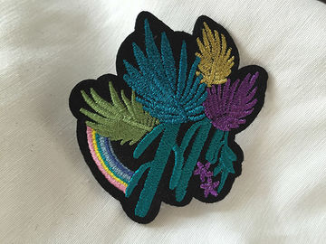 金属の糸の習慣によって刺繍されるパッチは布のバッジのニースの設計で縫います