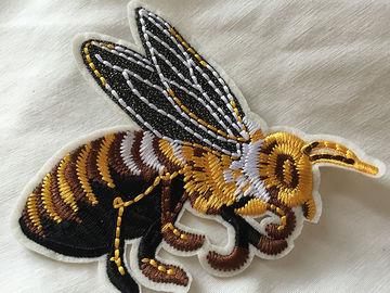 金属の糸の習慣によって刺繍されるパッチは布のバッジのニースの設計で縫います