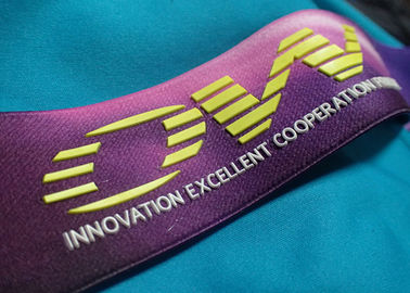 衣服のコートのジャケットのための注文のロゴおよび滑り止めのシリコーンの伸縮性があるテープ