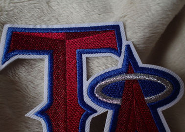 サッカー ジャージのブランド・ラベルの熱い溶解の接着剤が付いている多色刷りの刺繍されたスポーツ パッチ