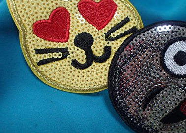 編まれた注文の衣類パッチは、ピンクの美しいバンド赤ん坊の衣類のためのパッチを刺繍しました
