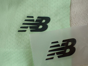 屋外の衣服のための柔らかい手の感じの2つの層色のケイ素の熱伝達の衣類のラベル