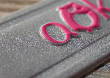 注文の衣類フェルトの生地が付いているパッチによって浮彫りにされる3Dポリ塩化ビニールのロゴ パッチで縫って下さい