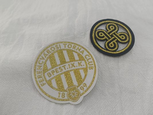 カスタマイズされた精巧なロゴデザイン 衣類のための織物パッチに刺さった