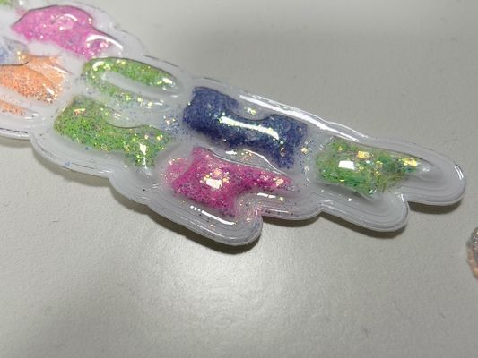 持続可能なカスタムスパークリングピンクイエローTPUパッチパフラベル 衣類用