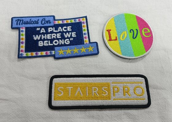 衣類刺繍バッジ ファッションデザイン 衣類 耐久性のあるカラー織布 衣類パッチ
