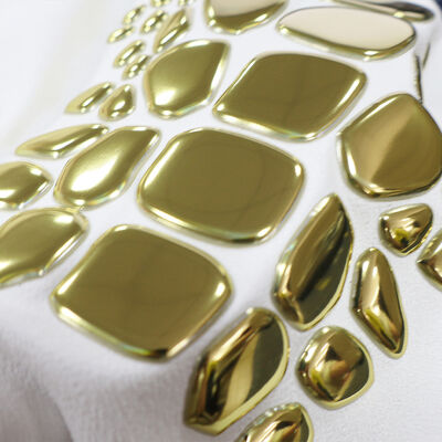 工場 オーダーメイド メタリック ゴールド TPU 熱転送 ラベル - 高級アパレル & ファッション 衣類のための不規則な形状のエンブレム