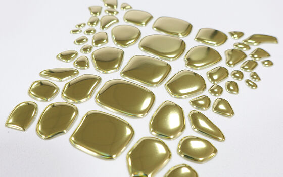 工場 オーダーメイド メタリック ゴールド TPU 熱転送 ラベル - 高級アパレル & ファッション 衣類のための不規則な形状のエンブレム