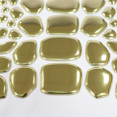 工場 オーダーメイド メタリック ゴールド TPU 熱転送 ラベル - 高級アパレル & ファッション 衣類のための不規則な形状のエンブレム