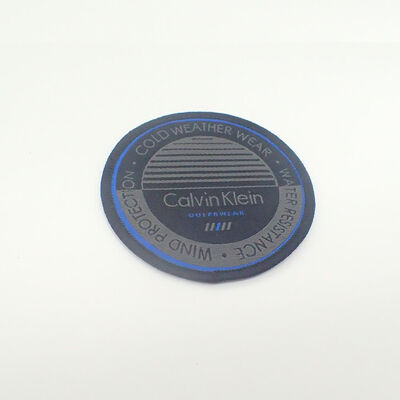 パーソナライズされたラベル カスタムシャツ 織物 ハング タグ タグ 衣料品のパッチ 彫刻ロゴ 塗装ゴム 3D 柔らかいPVCバッジ 縫製