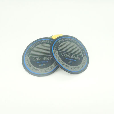 パーソナライズされたラベル カスタムシャツ 織物 ハング タグ タグ 衣料品のパッチ 彫刻ロゴ 塗装ゴム 3D 柔らかいPVCバッジ 縫製