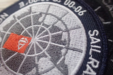 洗濯できる黒いポリエステル注文の衣類パッチ/接着剤はパッチを刺繍しました