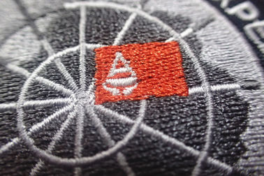 洗濯できる黒いポリエステル注文の衣類パッチ/接着剤はパッチを刺繍しました
