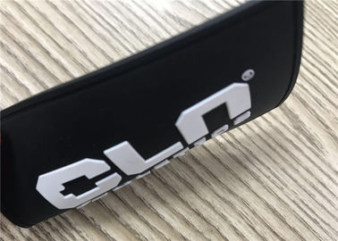 黒い背景縫うラインが付いている柔らかいポリ塩化ビニール パッチが付いている浮彫りにされた白い特性