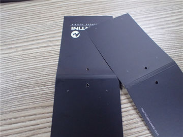 黒い紙カードの折られた衣類のこつは環境友好的なインク印刷の白のロゴに付けます