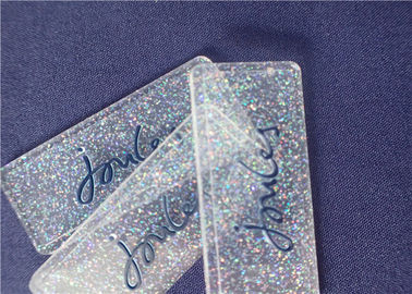 衣服のための多彩な粉が付いている個人化された十分に透明なポリ塩化ビニールのバッジ