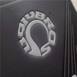 PUの革注文の衣類パッチ、衣服のための白いDebossedのロゴ ライン鈍いポーランドの大きいパッチ