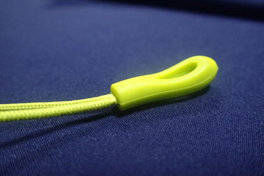 形づくこと容易なポリエステル コードが付いている無毒なゴム製ジッパーの引き手TPU