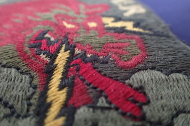 半円の形のジャケット レーザーの切口の基礎の仕上げのための注文の刺繍パッチ