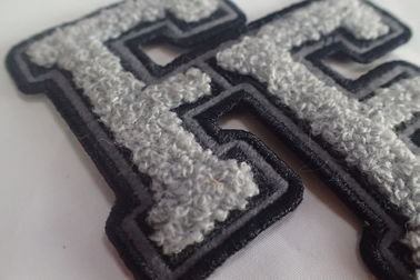 100%のタオル シュニールの注文の刺繍されたパッチを縫うため
