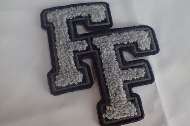 100%のタオル シュニールの注文の刺繍されたパッチを縫うため