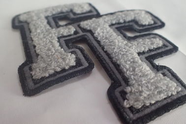 100%のタオル シュニールの注文の刺繍されたパッチを縫うため