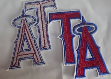 織物は編まれた衣類注文の刺繍されたパッチで縫う
