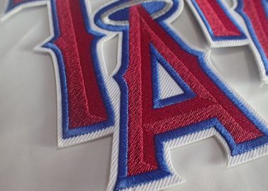 織物は編まれた衣類注文の刺繍されたパッチで縫う