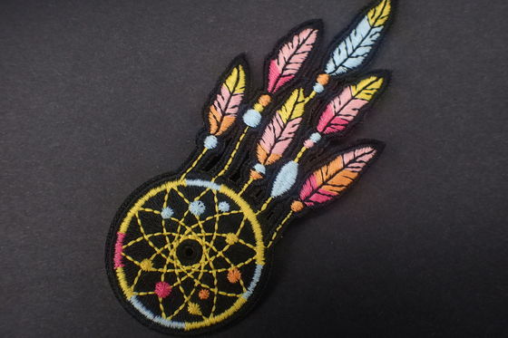 支持の刺繍されたシュニールの鉄は布パッチで縫う
