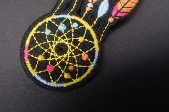 支持の刺繍されたシュニールの鉄は布パッチで縫う