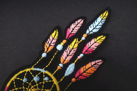 支持の刺繍されたシュニールの鉄は布パッチで縫う