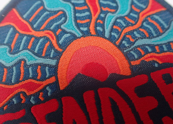 熱出版物の衣類のためのパッチのアップリケの注文のバッジの刺繍の鉄