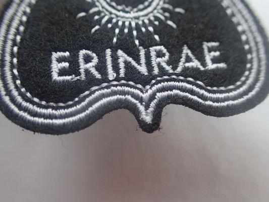 中心が支持のシュニールの鉄を刺繍した黒い踏鋤は布パッチで縫う