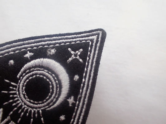 中心が支持のシュニールの鉄を刺繍した黒い踏鋤は布パッチで縫う