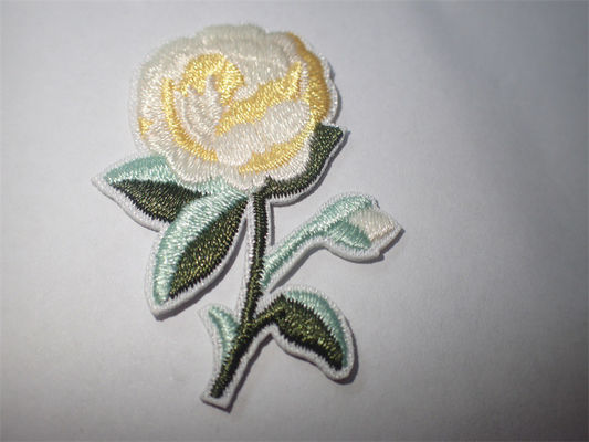 刺繍される注文の花は衣類のアップリケのためのパッチで縫うか、またはアイロンをかける