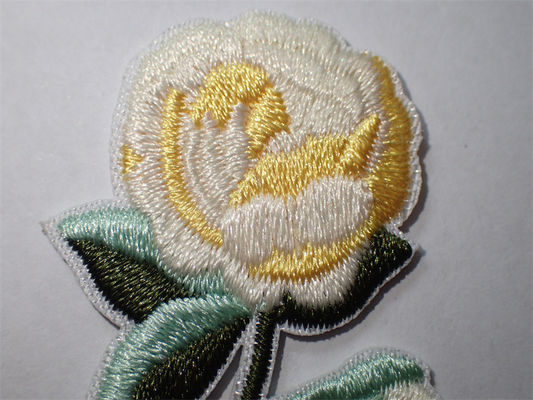 刺繍される注文の花は衣類のアップリケのためのパッチで縫うか、またはアイロンをかける